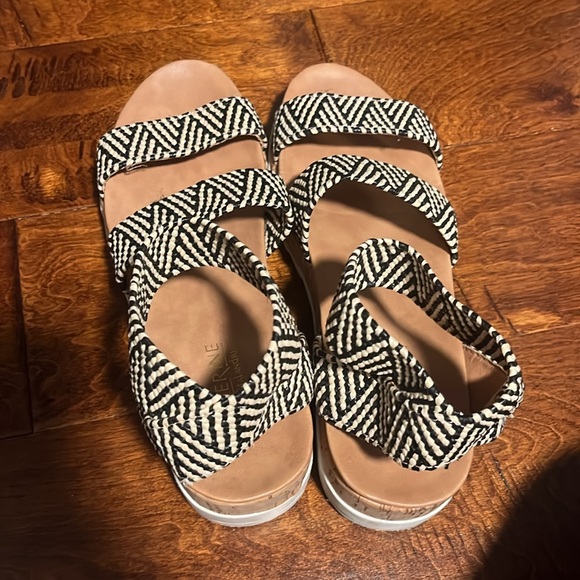 Platform Sandals Size 9. - Picture 7 of 8